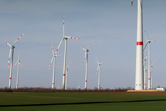 Windräder auf Feldern.