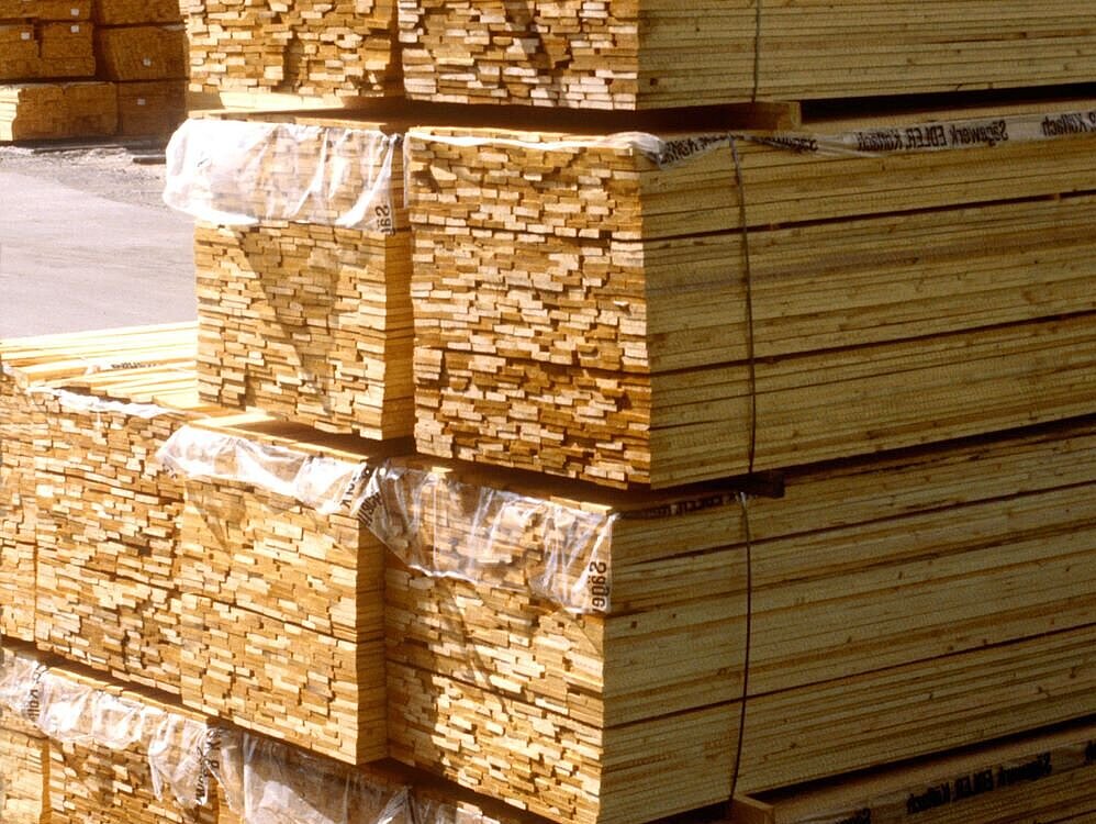 Foto gestappelte Holzbretter