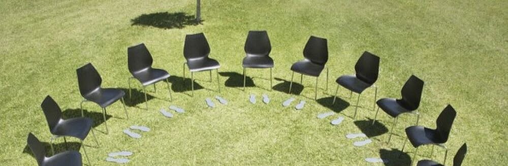 Sesselkreis in einer Wiese